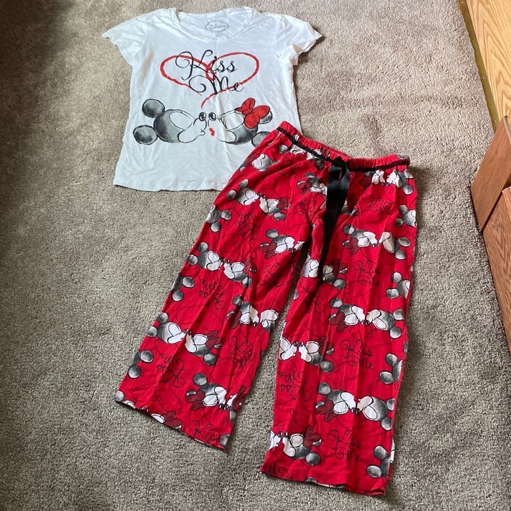 Disney Minnie Mouse Graphic Tee & Red Capri Pajama Set SIZE M